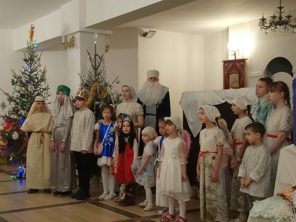 Рождественские вертепы, молитва за богослужением и праздничные утренники: православные Красноярья делятся фотографиями с хэштегом #светлоерождество