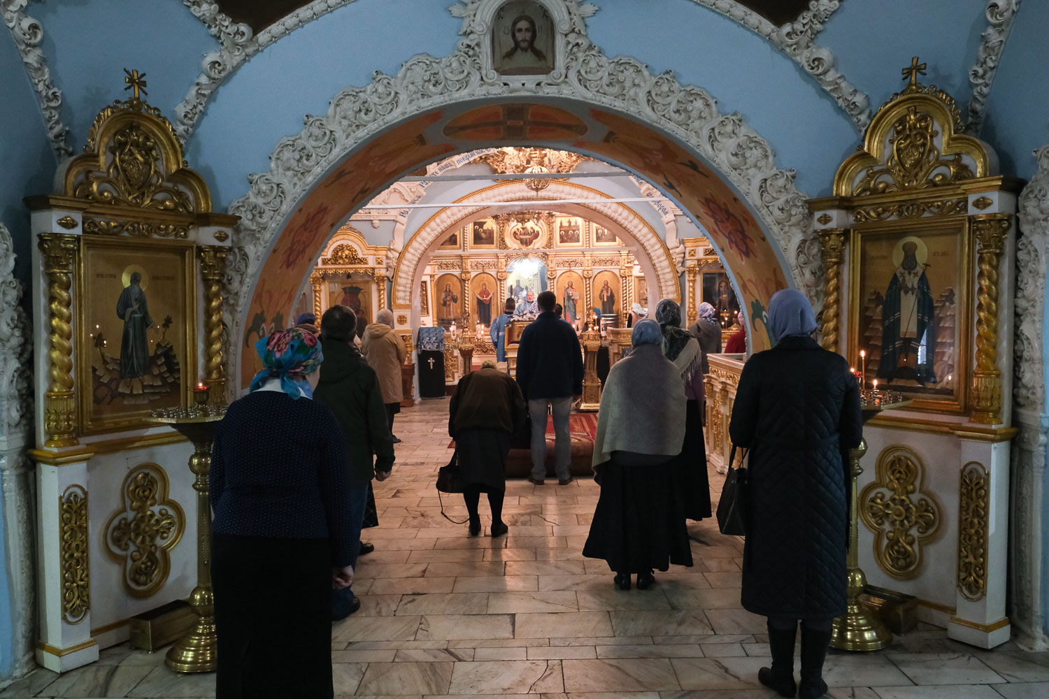Прихожане в православном храме