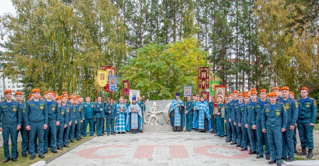 Курсанты Сибирской академии МЧС приняли участие в крестном ходе