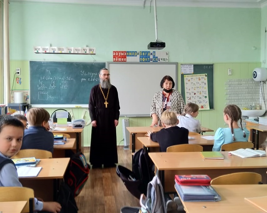 Священник перед школьниками на уроке. Церковь о школьном образовании.
