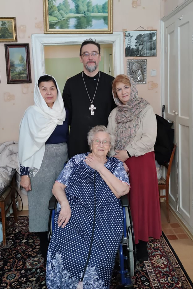 Батюшка и сёстры милосердия посетили пожилых прихожан Михаило-Архангельского собора