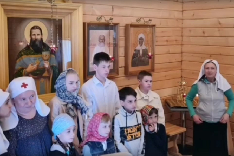 В красноярском храме Иоанна Кронштадтского крестили шесть ребят из детского дома