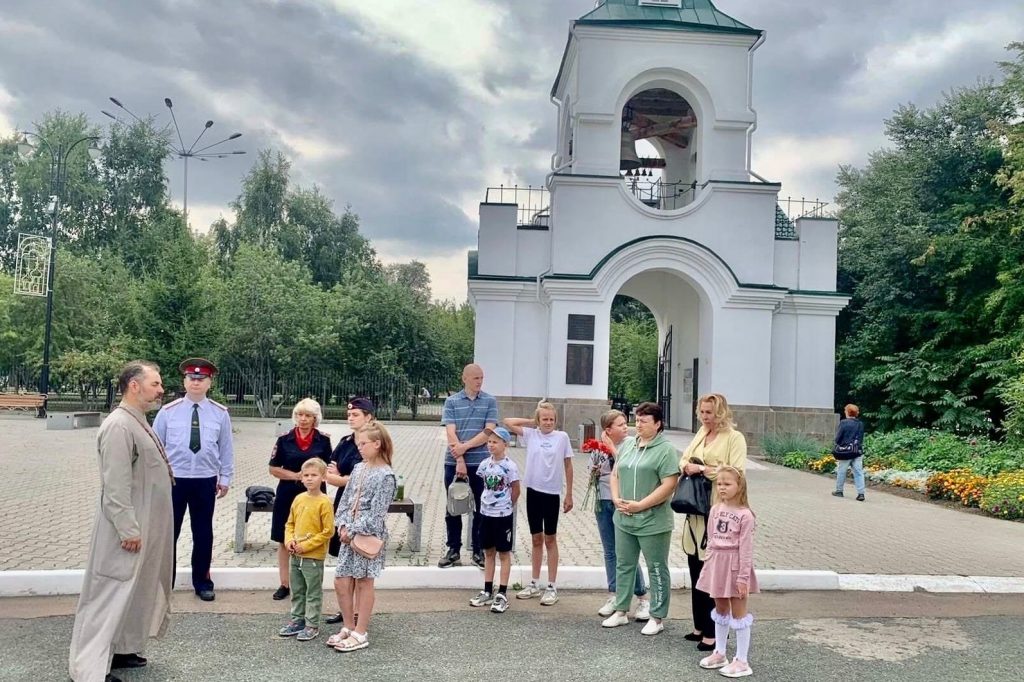 Нацгвардейцы и их дети посетили красноярский Никольский храмовый комплекс