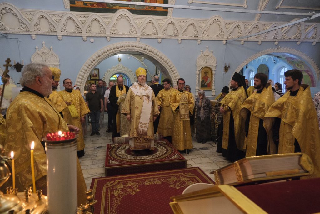 Правящий архиерей совершил всенощное бдение в Покровском соборе Красноярска