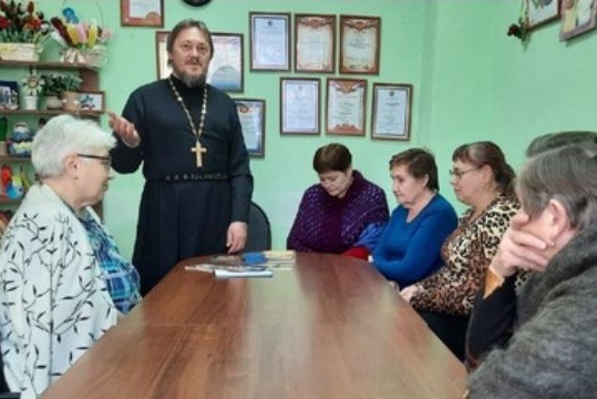 В Новобирилюссах священник посетил центр соцобслуживания