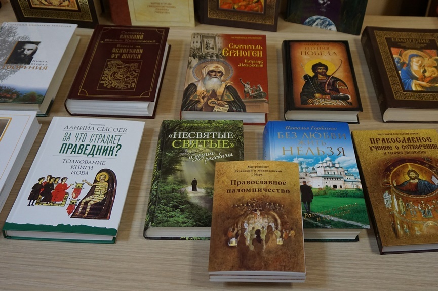 Прихожане сосновоборского храма передали в СИЗО православную литературу