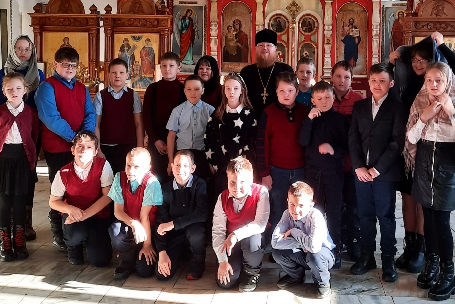 Ужурские школьники  посетили храм с экскурсией