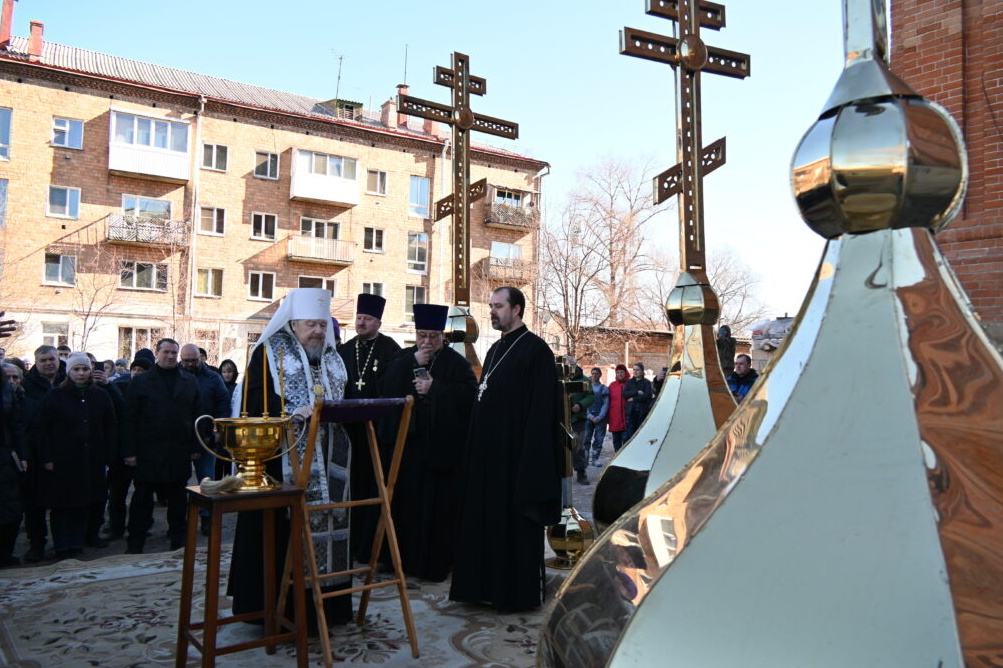 Глава Красноярской митрополии освятил купола и кресты Вознесенского храма в Минусинске