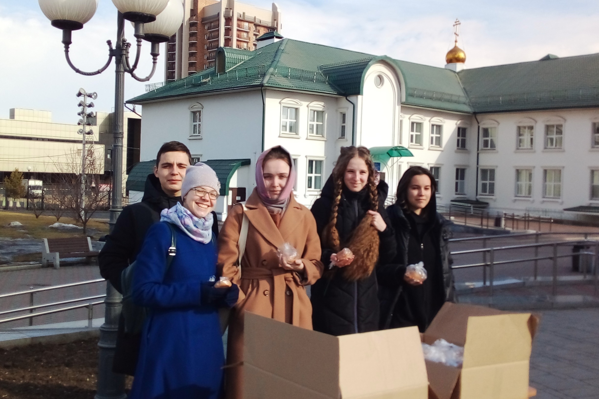 Учащиеся воскресной школы угостили красноярцев сладостями в честь православного праздника