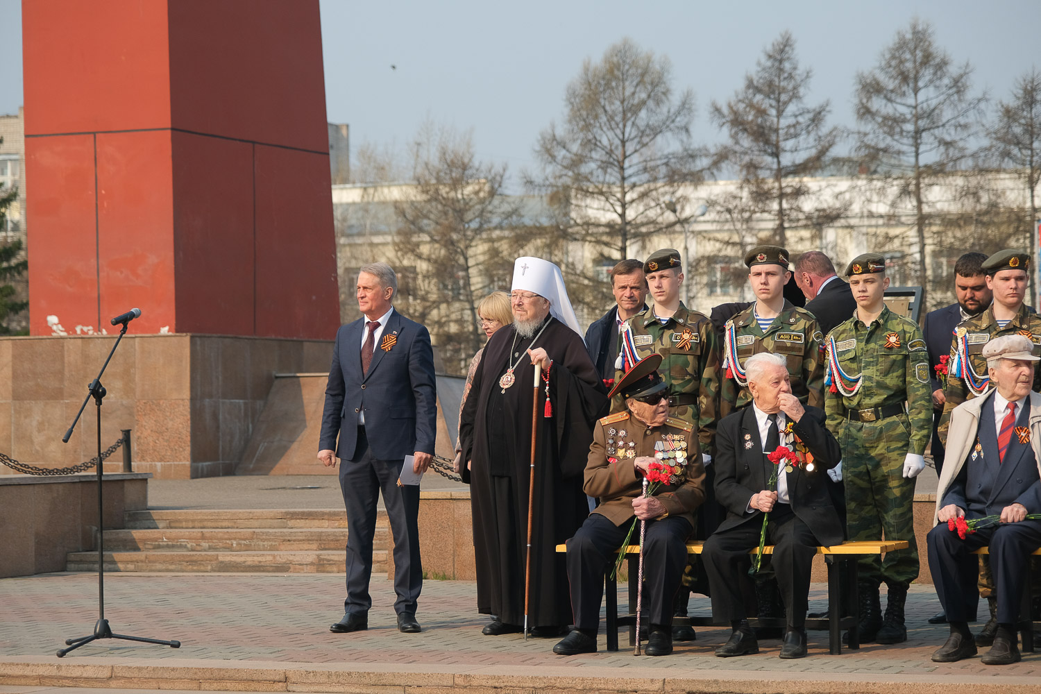 Празднование дня победы в красноярске. Площадь Победы Красноярск. Красная площадь мемориал возложение цветов Красноярск. День Победы красная площадь. День Победы Красноярск.