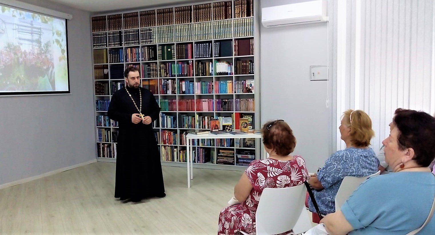 Священник прочёл лекцию о Святой Троице в ачинской библиотеке