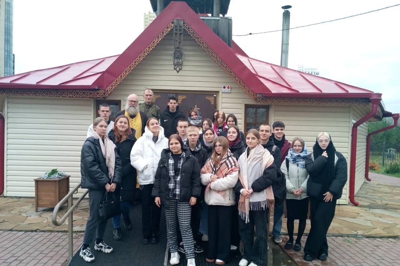 В красноярском храме Александра Невского провели экскурсию для школьников