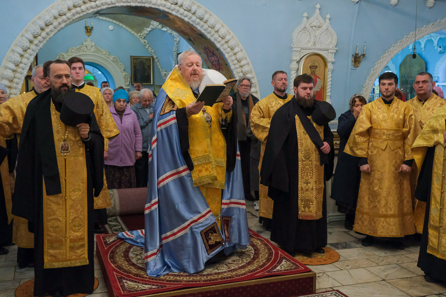 Иерархи Красноярской митрополии совершили молебен перед мощами святителя  Иоанна Златоуста - Красноярская епархия Русской Православной Церкви