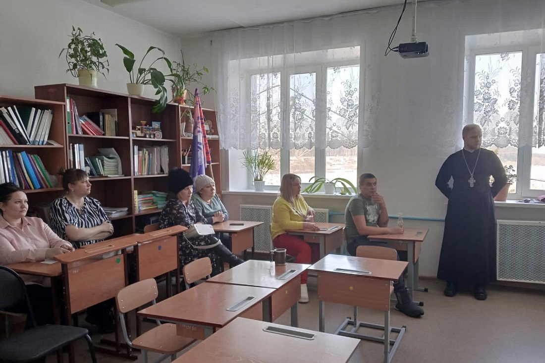 Священник посетил родительское собрание на тему выбора модуля ОРКСЭ в селе Красный Завод