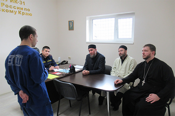 Красноярский священник в составе религиозной группы посетил исправительную колонию