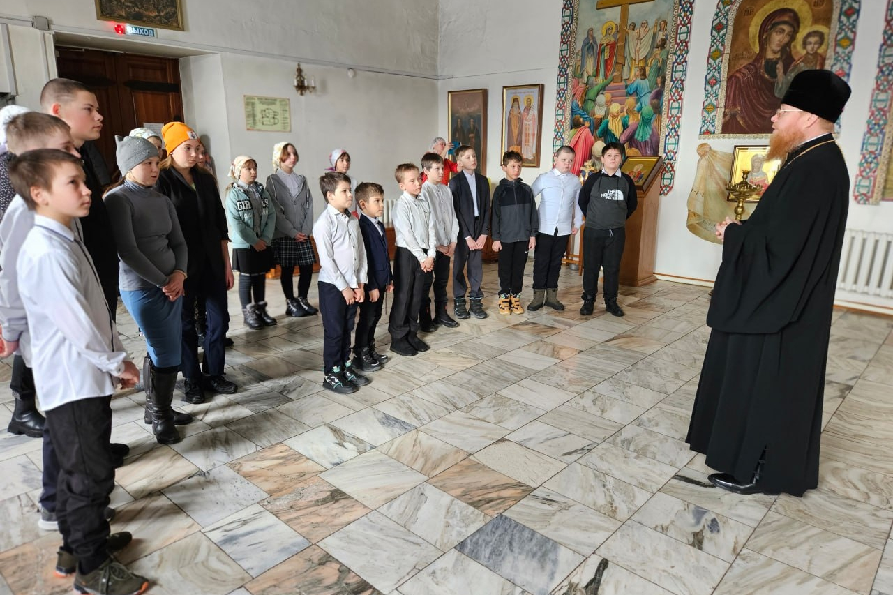 В Петропавловском храме города Ужура провели экскурсию для школьников