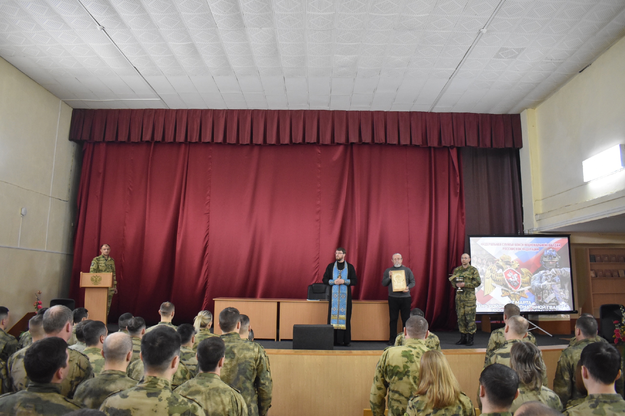 В Железногорске священник поздравил военнослужащих с Днём войск национальной гвардии Российской Федерации