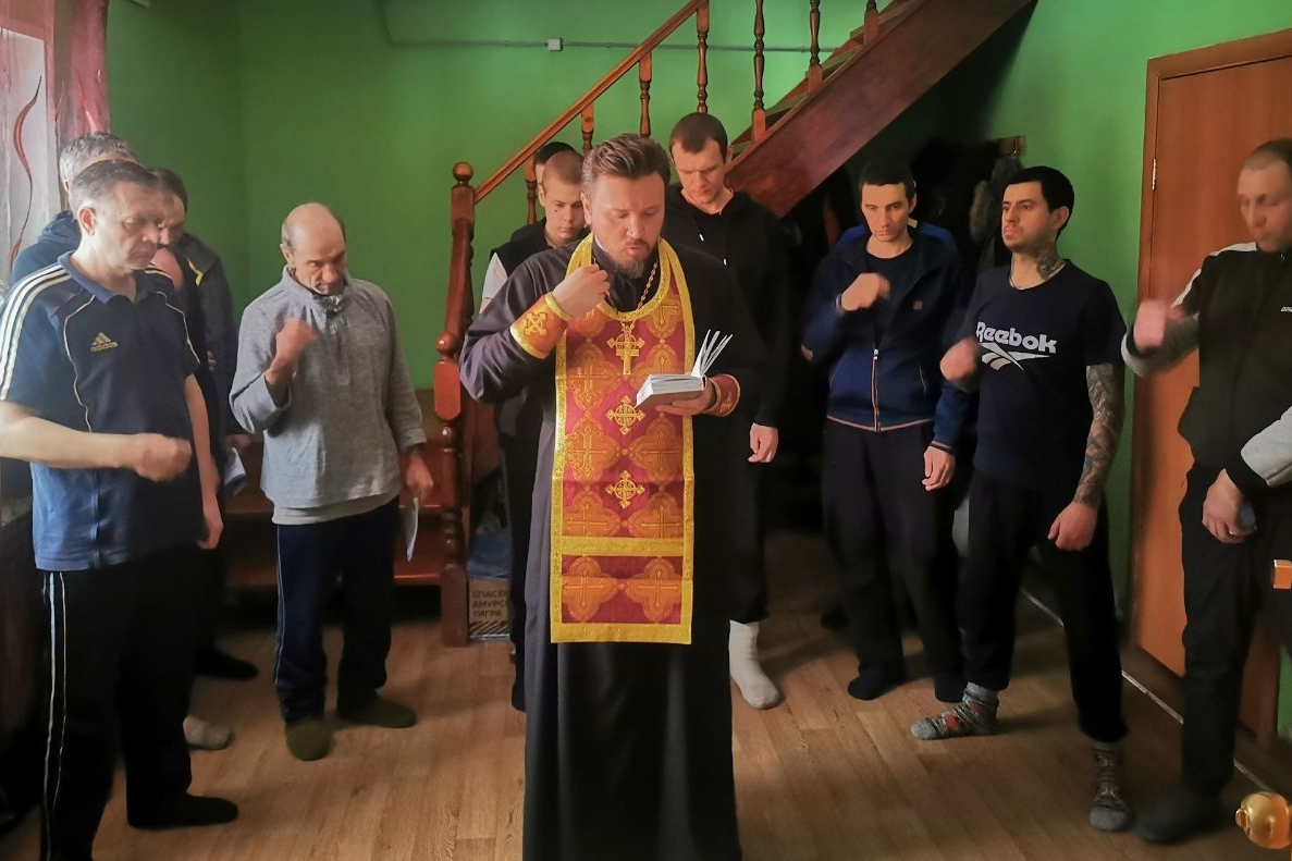 Красноярский священник провёл духовную беседу с подопечными реабилитационного центра