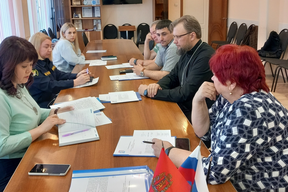 Шарыповский благочинный принял участие в рабочем заседании Общественной палаты города Шарыпово