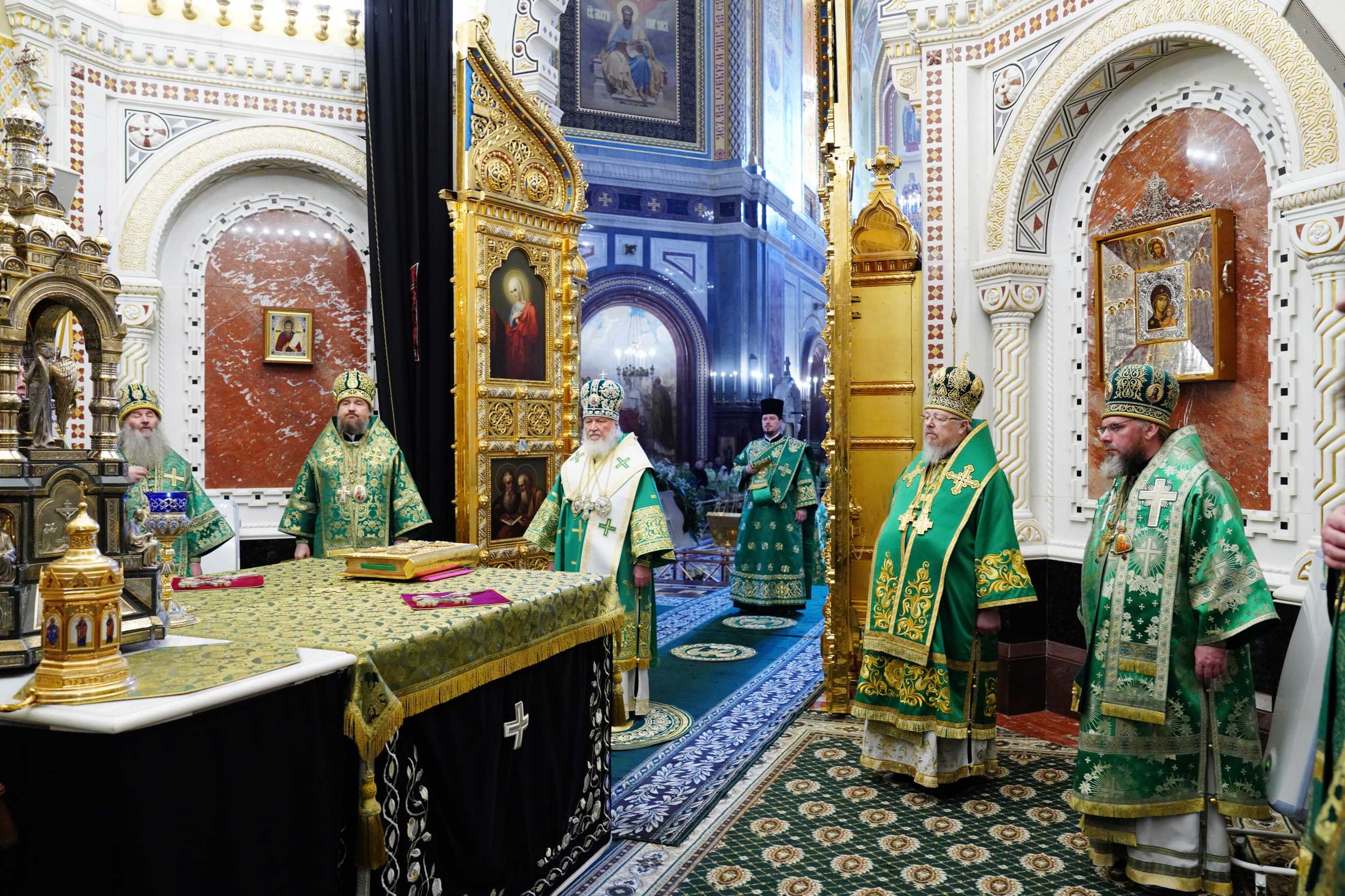 Митрополит Пантелеимон сослужил за Литургией Патриарху Кириллу в праздник Входа Господня в Иерусалим