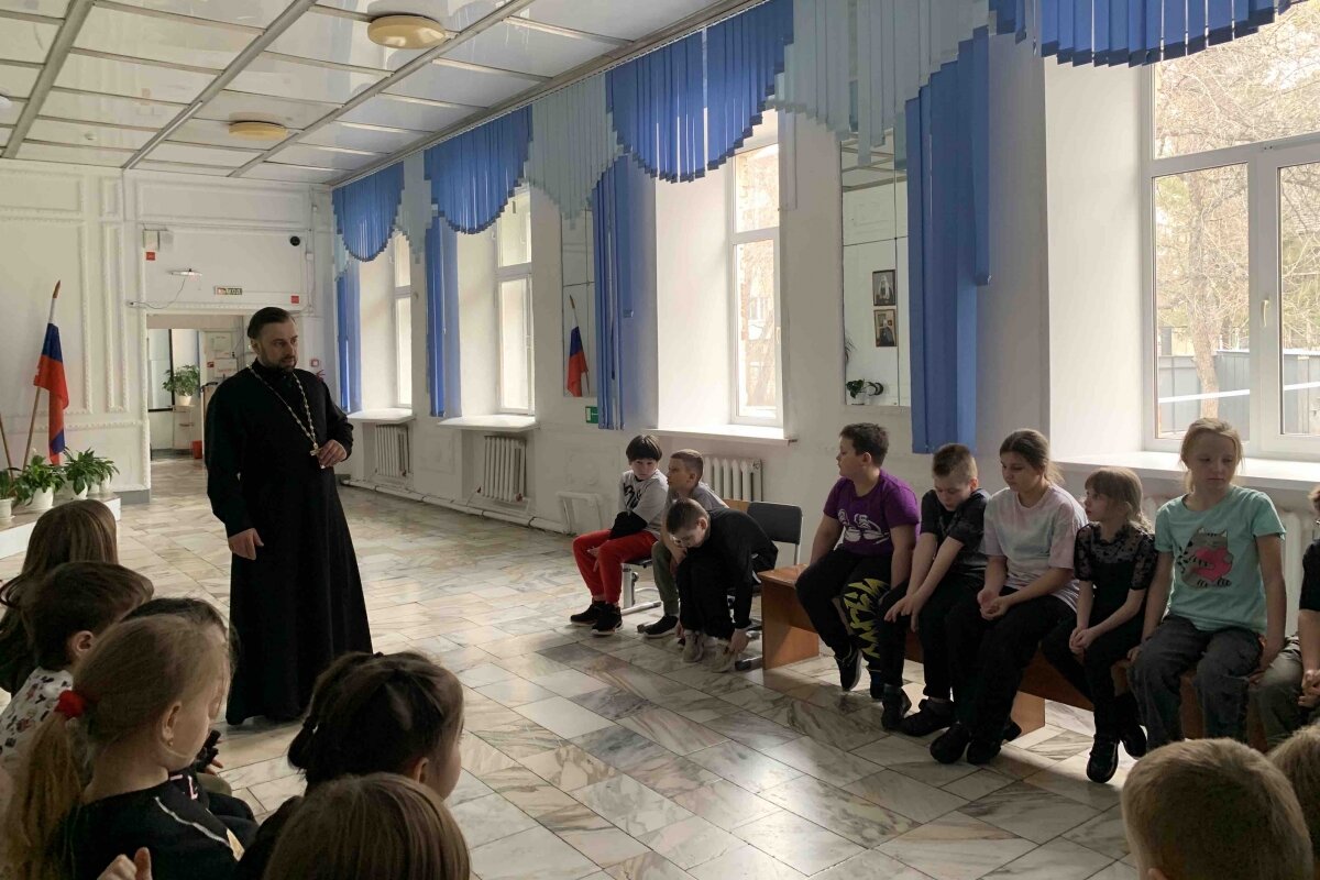В Ачинске священник рассказал православным гимназистам о Страстной седмице, Пасхе и Благодатном огне