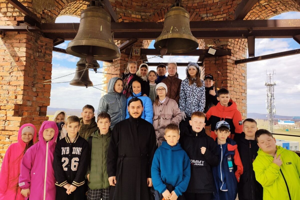 Шарыповские школьники посетили с экскурсией Свято-Троицкий собор и поднялись на звонницу