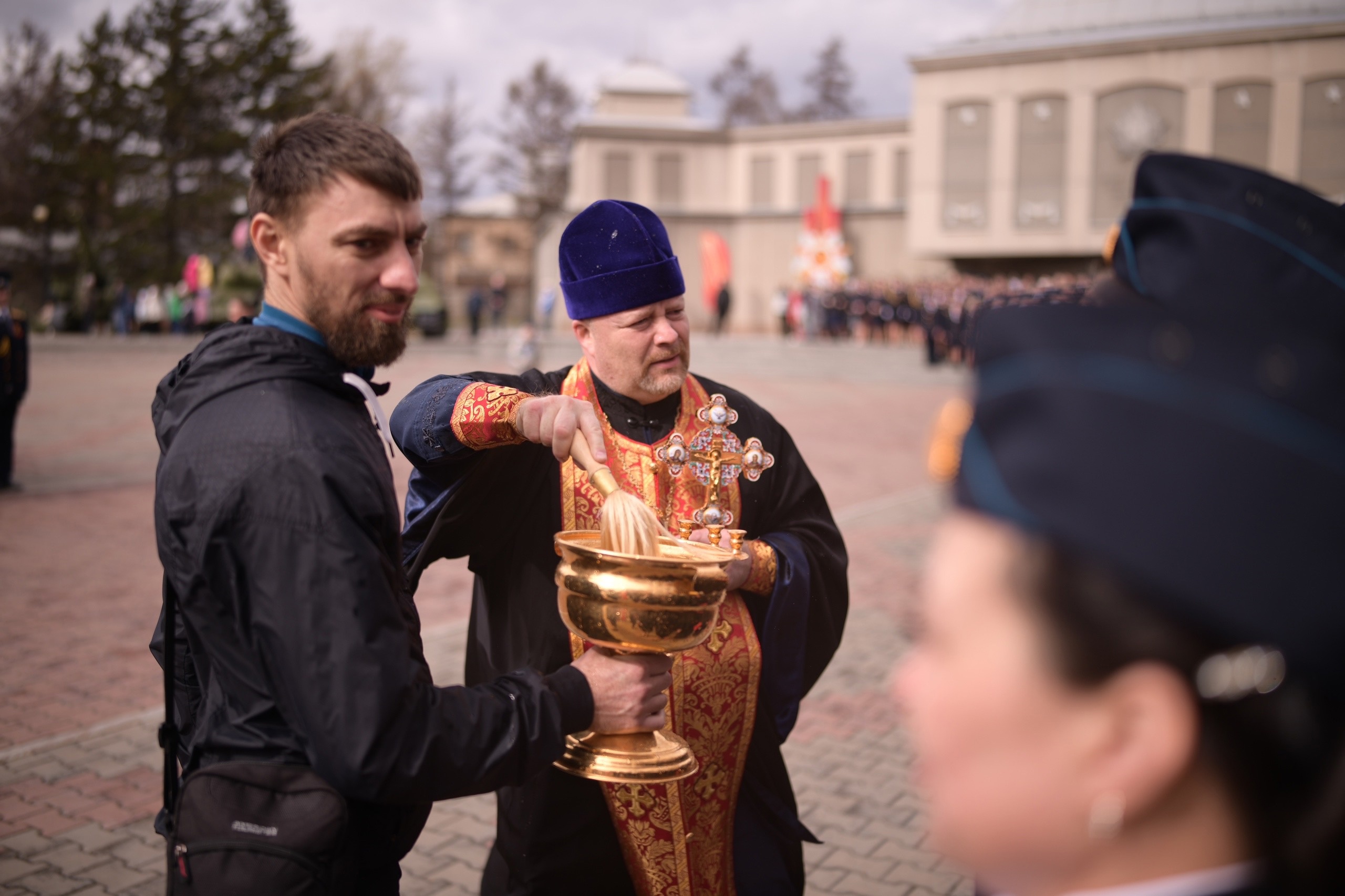 В Красноярске священник благословил судебных приставов, принявших присягу