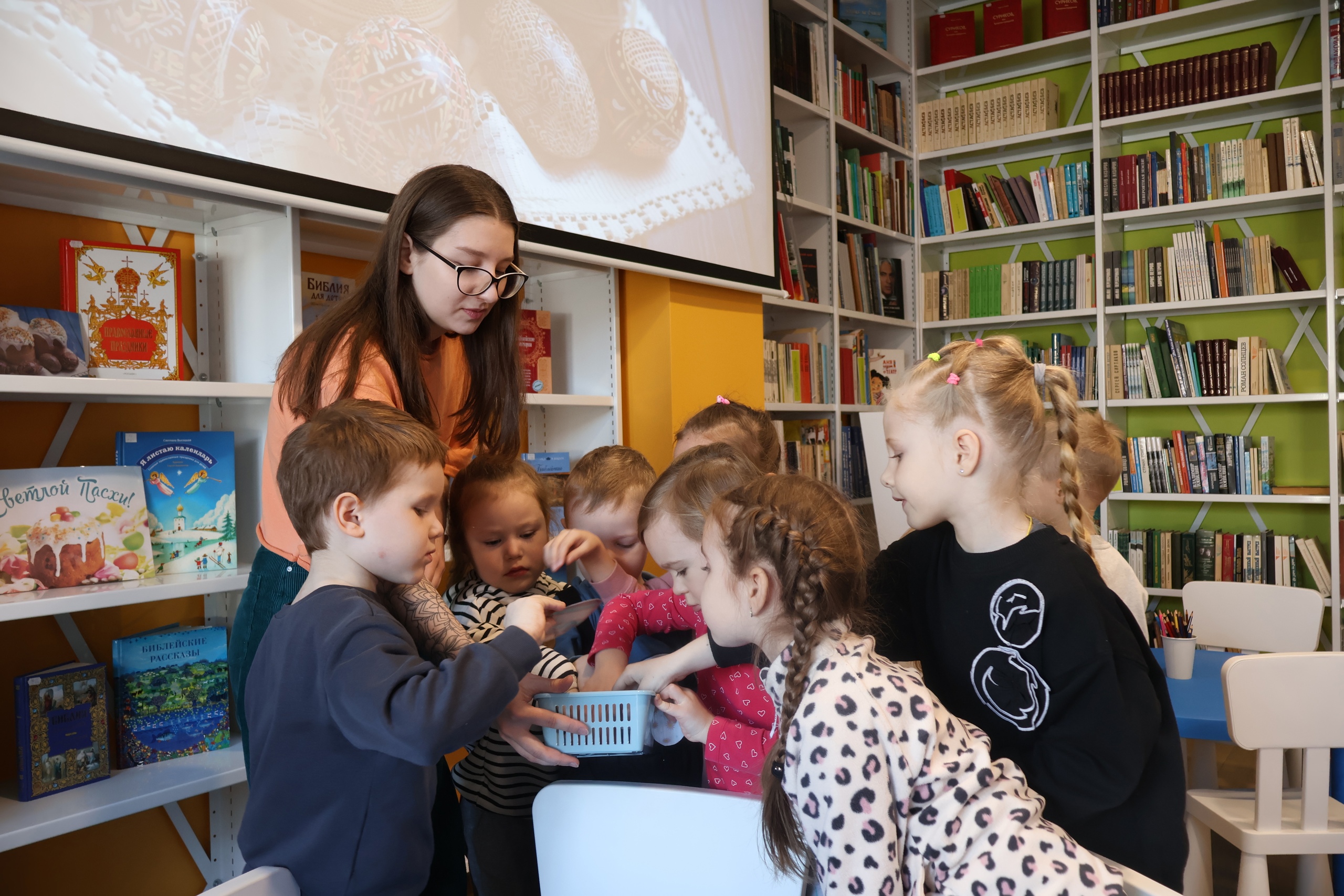 В красноярской библиотеке для детей провели познавательный час о Пасхе