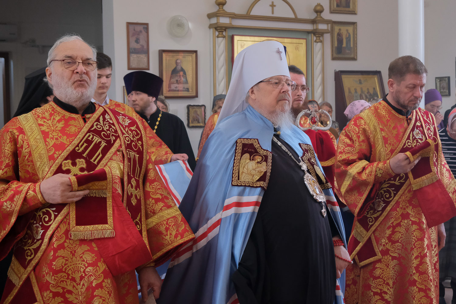 Правящий архиерей совершил Божественную литургию в Трехсвятительском храме города Красноярска
