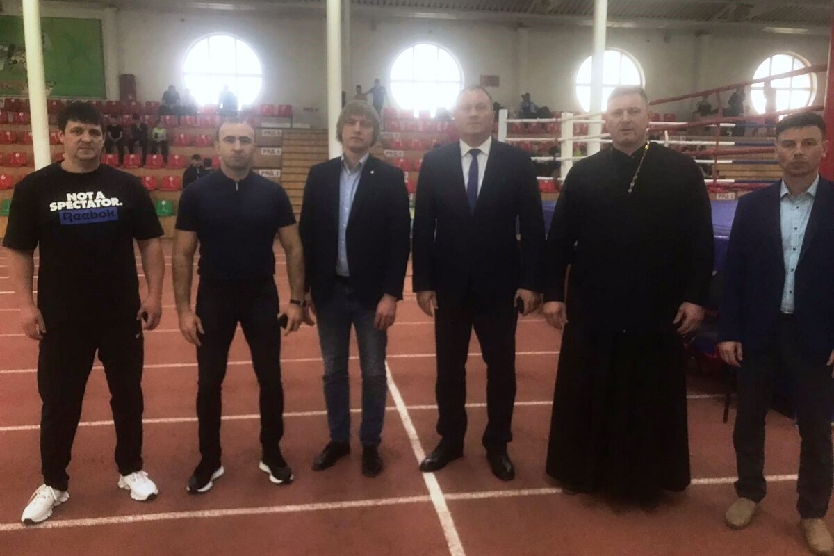 Священник благословил боксёров на участие в ачинском турнире