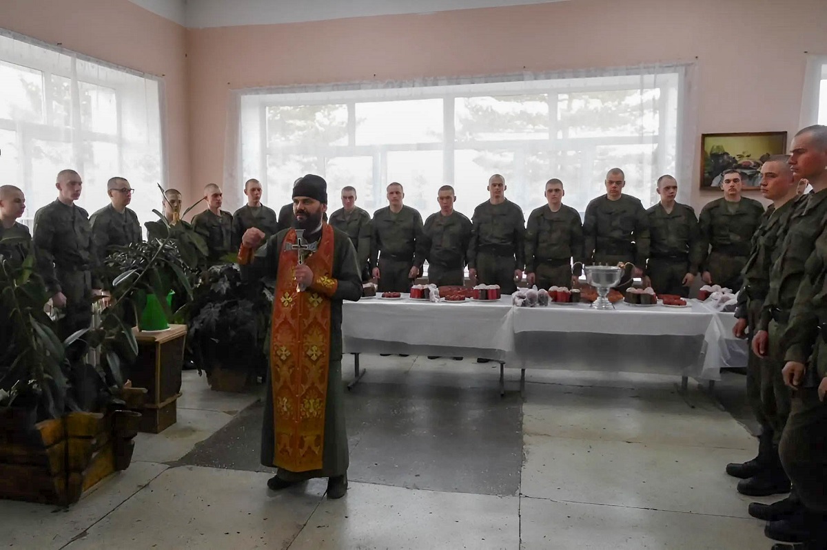 В Ужуре священники провели пасхальные беседы с военнослужащими ракетной дивизии