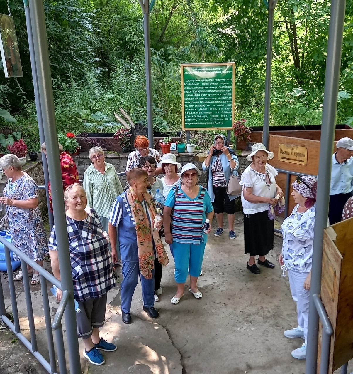 Члены Всероссийского общества слепых посетили святыню Шарыповского благочиния