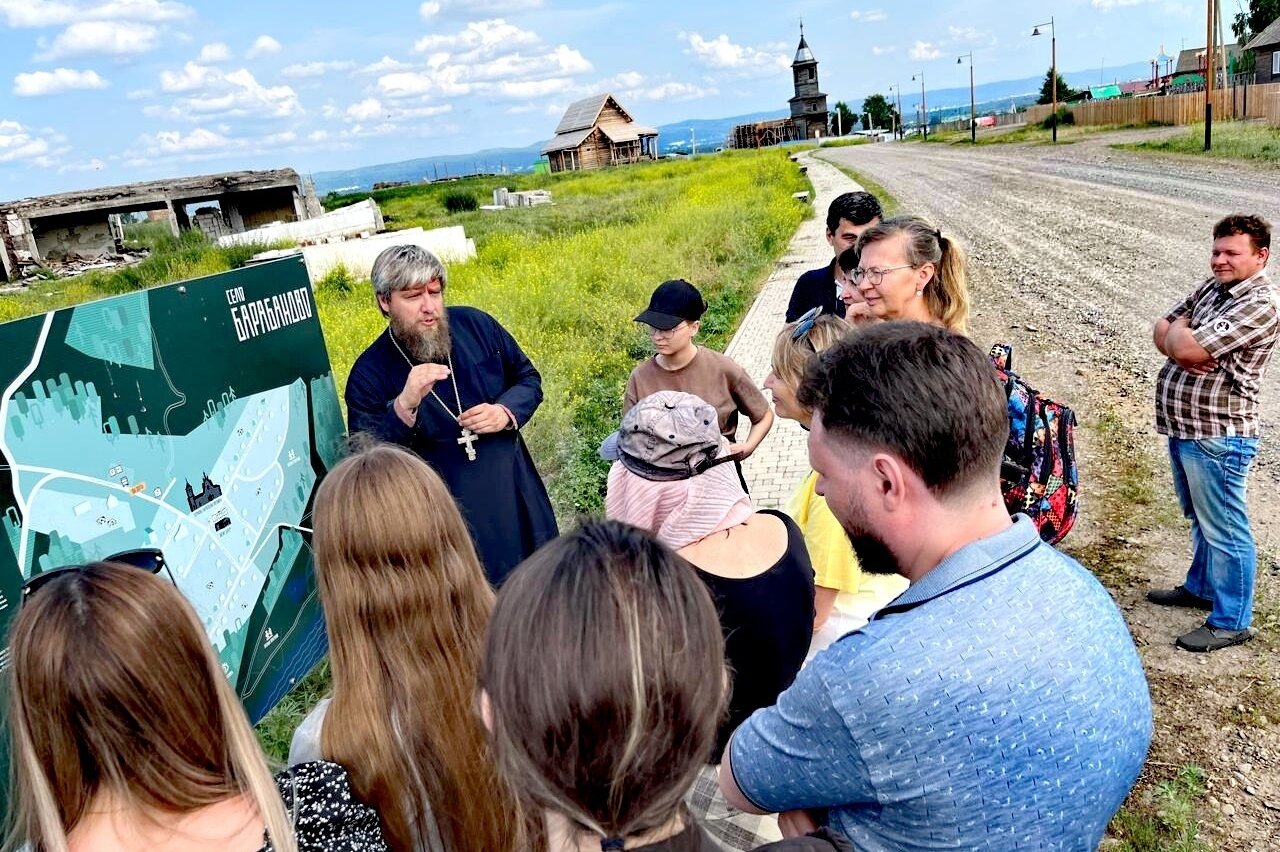 Священник показал выпускникам магистратуры строящийся Петропавловский храм в Барабаново